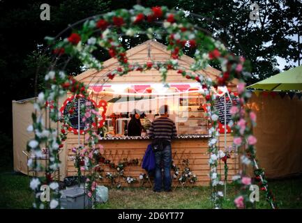 Atmosphäre beim Womad Festival in Charlton Park, Wiltshire. Stockfoto