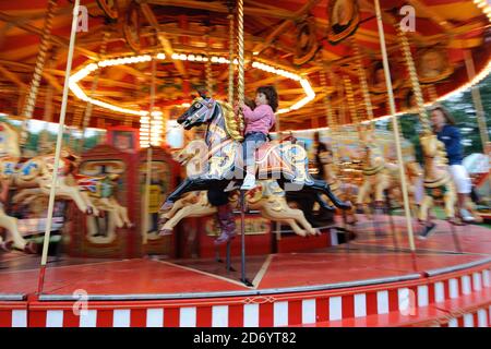 Fahrgeschäfte auf dem Womad Festival in Charlton Park, Wiltshire. Stockfoto