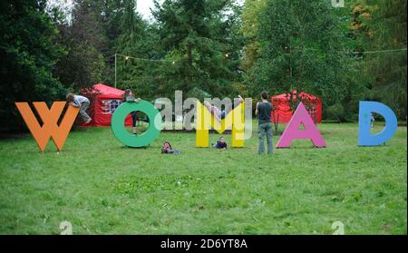 Atmosphäre beim Womad Festival in Charlton Park, Wiltshire. Stockfoto