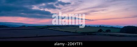 Sonnenuntergang auf den Feldern - Berry Pomeroy Village in Devon In England in Europa Stockfoto