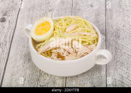 Japanische Küche: Ramen-Suppe mit Hühnerfleisch, das als Ei serviert wird Stockfoto