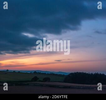 Sonnenuntergang auf den Feldern - Berry Pomeroy Village in Devon In England in Europa Stockfoto