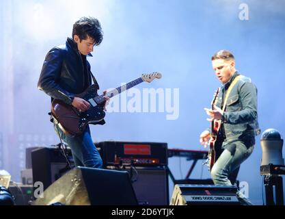 EINMALIGE REDAKTIONELLE NUTZUNG NUR INNERHALB von 3 MONATEN NACH SENDEDATUM / KEINE ARCHIVIERUNG Arctic Monkeys beim V Festival in Chelmsford, Essex. Stockfoto