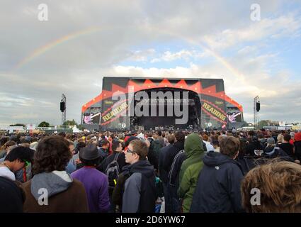 Ein Regenbogen über der Hauptbühne, als Interpol am dritten Tag des Reading Festivals in Berkshire spielen. Stockfoto