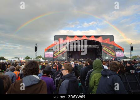 Ein Regenbogen über der Hauptbühne, als Interpol am dritten Tag des Reading Festivals in Berkshire spielen. Stockfoto