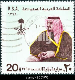 SAUDI-ARABIEN - UM 1979: Eine in Saudi-Arabien gedruckte Briefmarke zeigt Kronprinz Fahd bin Abdul Aziz, um 1979. Stockfoto