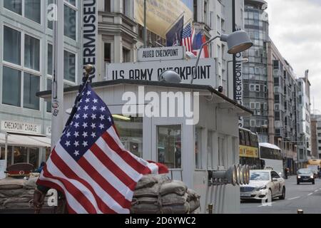 Berlin, Deutschland - 13. Juli 2017: Checkpoint Charlie in Berlin, Deutschland. Es war der ehemalige Grenzübergang zwischen West- und Ost-Berlin während der Stockfoto