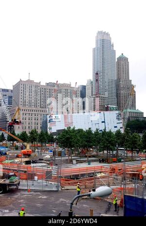Gesamtansicht der Baustelle am Ground Zero im Finanzdistrikt, New York, wo neue Gebäude des World Trade Centers gebaut werden, während der 10. Jahrestag der Terroranschläge von 9/11 anrückt. Stockfoto