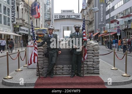 Berlin, Deutschland - 13. Juli 2017: Checkpoint Charlie in Berlin, Deutschland. Es war der ehemalige Grenzübergang zwischen West- und Ost-Berlin während der Stockfoto