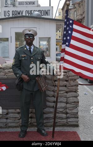 Berlin, Deutschland - 13. Juli 2017: Checkpoint Charlie in Berlin, Deutschland. Es war der ehemalige Grenzübergang zwischen West- und Ost-Berlin während der Stockfoto