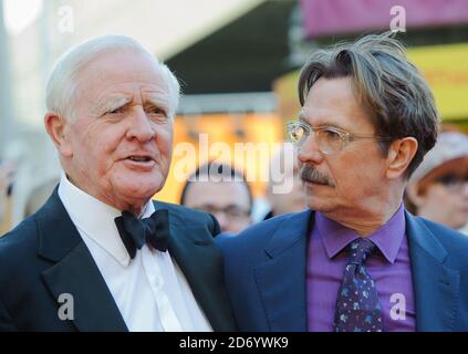 Gary Oldman und John le Carre kommen zur Premiere von Tinker, Tailor, Soldier, Spy im BFI Southbank im Zentrum von London. Stockfoto