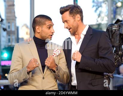 Hugh Jackman und Amir Khan bei der Premiere von Real Steel im Leicester Square im Zentrum von London. Stockfoto