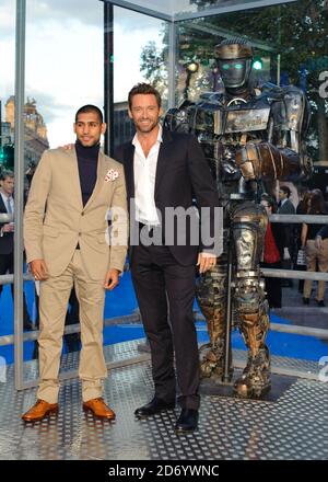 Amir Khan und Hugh Jackman bei der Premiere von Real Steel im Leicester Square im Zentrum von London. Stockfoto