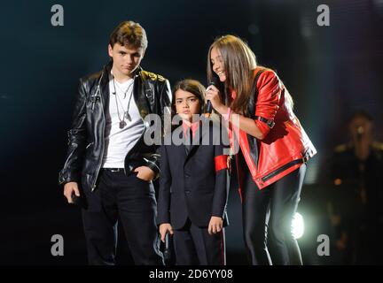 Michael Jacksons Kinder (l-r Prince Michael, Blanket und Paris) auf der Bühne beim Michael Forever Michael Jackson Tribute Konzert, das im Millennium Stadium in Cardiff, Wales, stattfand. Stockfoto