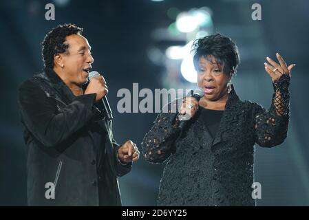 Smokey Robinson und Gladys Knight spielen auf der Bühne beim Michael Forever Michael Jackson Tribute Konzert im Millennium Stadium in Cardiff, Wales. Stockfoto