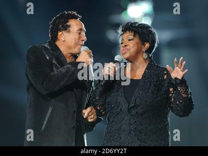 Smokey Robinson und Gladys Knight spielen auf der Bühne beim Michael Forever Michael Jackson Tribute Konzert im Millennium Stadium in Cardiff, Wales. Stockfoto
