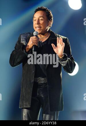 Smokey Robinson tritt auf der Bühne beim Michael Forever Michael Jackson Tribute Konzert im Millennium Stadium in Cardiff, Wales. Stockfoto