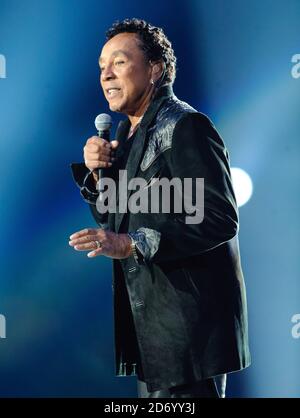 Smokey Robinson tritt auf der Bühne beim Michael Forever Michael Jackson Tribute Konzert im Millennium Stadium in Cardiff, Wales. Stockfoto