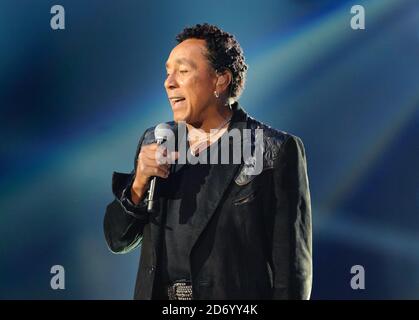 Smokey Robinson tritt auf der Bühne beim Michael Forever Michael Jackson Tribute Konzert im Millennium Stadium in Cardiff, Wales. Stockfoto