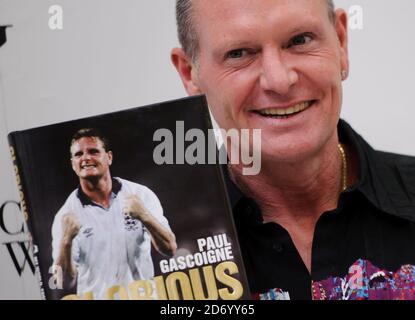 Paul Gascoigne signiert Kopien seines neuen Buches Glorious: My World, Football and Me in Waterstones Buchhandlung in Canary Wharf, East London. Stockfoto