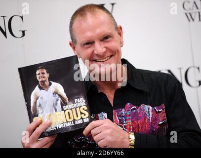 Paul Gascoigne signiert Kopien seines neuen Buches Glorious: My World, Football and Me in Waterstones Buchhandlung in Canary Wharf, East London. Stockfoto