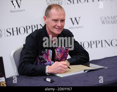 Paul Gascoigne signiert Kopien seines neuen Buches Glorious: My World, Football and Me in Waterstones Buchhandlung in Canary Wharf, East London. Stockfoto