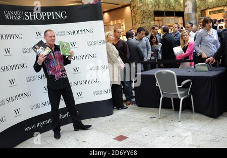 Paul Gascoigne signiert Kopien seines neuen Buches Glorious: My World, Football and Me in Waterstones Buchhandlung in Canary Wharf, East London. Stockfoto