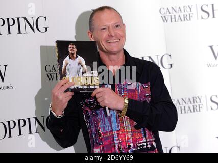 Paul Gascoigne signiert Kopien seines neuen Buches Glorious: My World, Football and Me in Waterstones Buchhandlung in Canary Wharf, East London. Stockfoto