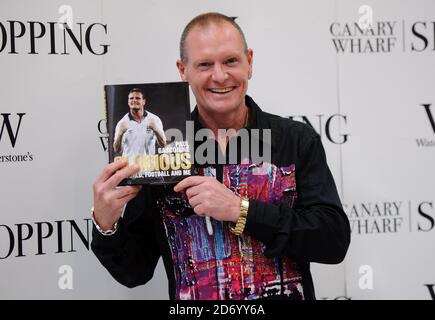 Paul Gascoigne signiert Kopien seines neuen Buches Glorious: My World, Football and Me in Waterstones Buchhandlung in Canary Wharf, East London. Stockfoto