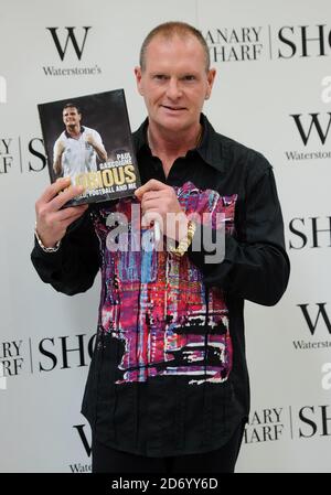 Paul Gascoigne signiert Kopien seines neuen Buches Glorious: My World, Football and Me in Waterstones Buchhandlung in Canary Wharf, East London. Stockfoto