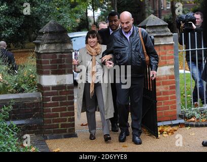Janis Winehouse kommt bei Amy Winehouse's Inquest Hearing an, im St. Pancras Coroners Office and Court im Norden Londons. Stockfoto