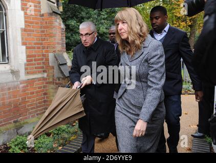 Mitch Winehouse kommt bei Amy Winehouse's Inquest Hearing, im St. Pancras Coroners Office and Court im Norden Londons an. Stockfoto