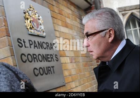 Mitch Winehouse kommt bei Amy Winehouse's Inquest Hearing, im St. Pancras Coroners Office and Court im Norden Londons an. Stockfoto