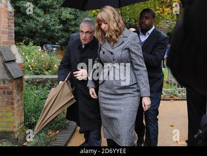 Mitch Winehouse kommt bei Amy Winehouse's Inquest Hearing, im St. Pancras Coroners Office and Court im Norden Londons an. Stockfoto