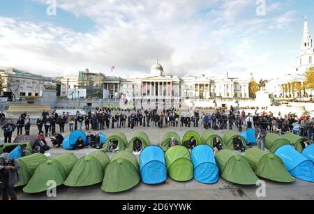 Demonstranten brechen sich von den heutigen studentischen Demonstranten ab, um den Trafalgar Square im Zentrum von London zu besetzen, bevor die Polizei das Gebiet räumte, indem sie Demonstranten festnahmen, die sich weigerten, sich zu bewegen. Stockfoto