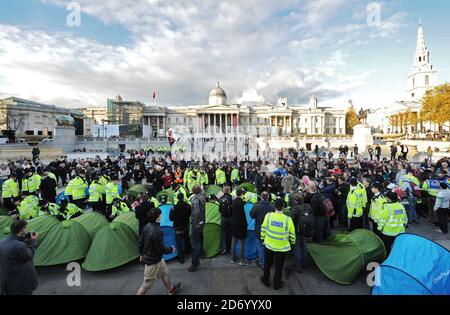 Demonstranten brechen sich von den heutigen studentischen Demonstranten ab, um den Trafalgar Square im Zentrum von London zu besetzen, bevor die Polizei das Gebiet räumte, indem sie Demonstranten festnahmen, die sich weigerten, sich zu bewegen. Stockfoto