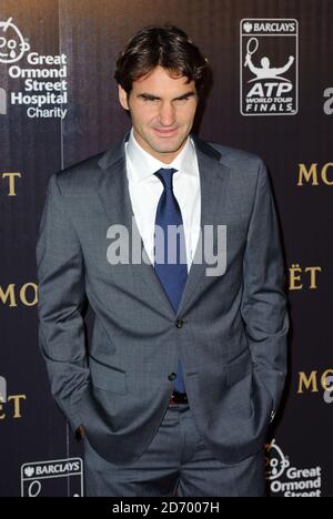 Roger Federer nimmt an der Barclays ATP World Tour Finals Gala in Aid of Great Ormond St Hospital Charity im Battersea Power Station im Süden Londons Teil. Stockfoto