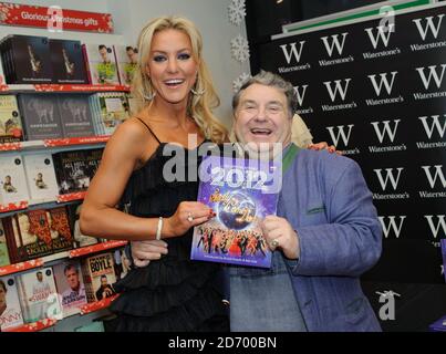 Russell Grant und Natalie Lowe im Waterstone-Buchladen in der Oxford Street im Zentrum von London, um das Jahr 2012 Strictly Come Dancing zu starten. Stockfoto