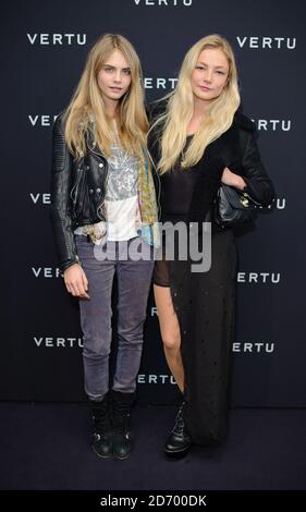 Cara Delevingne (l.) und Clara Paget bei der Vertu Constellation Launch Party im Farmiloe Building in Clerkenwell, London. Stockfoto