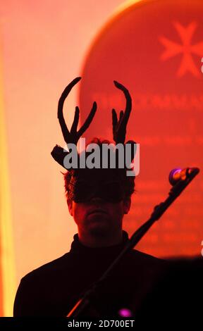 Goldfrapp treten in der St John's Church in Hackney, East London, als Teil der Little Noise Sessions in Aid of Mencap auf. Stockfoto