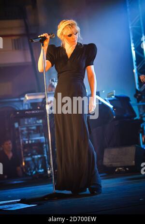 Goldfrapp treten in der St John's Church in Hackney, East London, als Teil der Little Noise Sessions in Aid of Mencap auf. Stockfoto