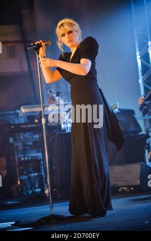 Goldfrapp treten in der St John's Church in Hackney, East London, als Teil der Little Noise Sessions in Aid of Mencap auf. Stockfoto