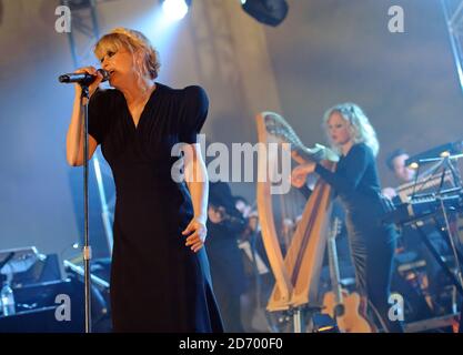 Goldfrapp treten in der St John's Church in Hackney, East London, als Teil der Little Noise Sessions in Aid of Mencap auf. Stockfoto