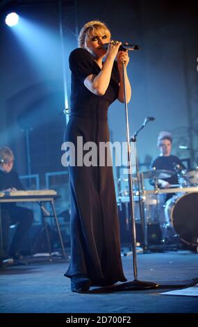 Goldfrapp treten in der St John's Church in Hackney, East London, als Teil der Little Noise Sessions in Aid of Mencap auf. Stockfoto