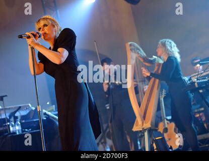 Goldfrapp treten in der St John's Church in Hackney, East London, als Teil der Little Noise Sessions in Aid of Mencap auf. Stockfoto