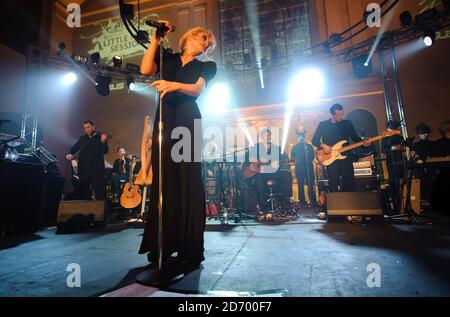 Goldfrapp treten in der St John's Church in Hackney, East London, als Teil der Little Noise Sessions in Aid of Mencap auf. Stockfoto