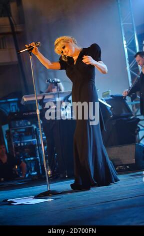 Goldfrapp treten in der St John's Church in Hackney, East London, als Teil der Little Noise Sessions in Aid of Mencap auf. Stockfoto