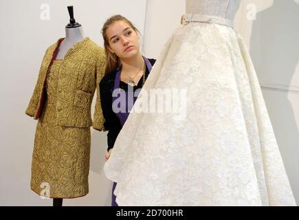 Lucy Bishop, Assistentin des Auktionshauses, verleiht dem Kleid von Audrey Hepburn den letzten Schliff, um 1954 ihren oscar zu sammeln, bei einer Besichtigung der Auktion Passion for Fashion von Kerry Taylor Auctions in der La Galleria in der Pall Mall im Zentrum von London. Das Kleid wird voraussichtlich bis zu £60,000 holen. Stockfoto