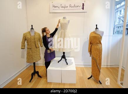 Lucy Bishop, Assistentin des Auktionshauses, verleiht dem Kleid von Audrey Hepburn den letzten Schliff, um 1954 ihren oscar zu sammeln, bei einer Besichtigung der Auktion Passion for Fashion von Kerry Taylor Auctions in der La Galleria in der Pall Mall im Zentrum von London. Das Kleid wird voraussichtlich bis zu Â£60,000 holen. Stockfoto