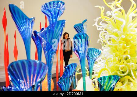 Die Besucher schauen sich "mille Fiori" von Dale Chihuly an, in einer neuen Ausstellung seiner Arbeiten in der Halcyon Gallery in der Bond Street, London. Stockfoto